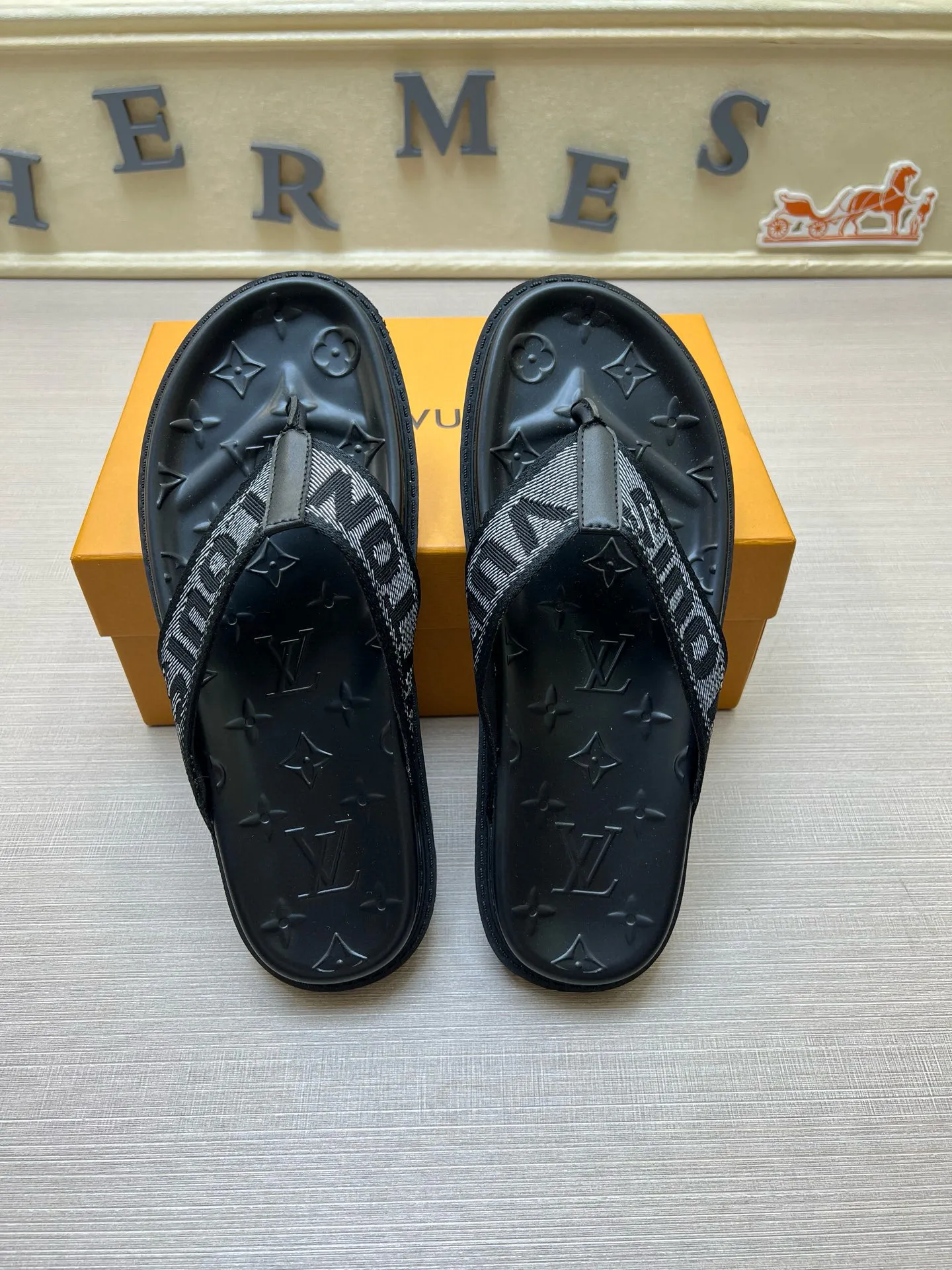 P270🏆Louis Vuitton 🏆[Louis Vuitton] Spring/Summer 2025 [Men's Flip Flops] 🎯🎯As an active family in the fashion industry ⭐ Lv is characterized by bold innovation ⚡Create this casual business style for Chinese fashionable men ✨The fabric is made of imported high-grade cowhide 🔥 Clean and neat ⚡Fashionable and elegant🌹Breathable, sweat-absorbent and deodorant👈So luxurious, high-end and domineering. 👍Must be sold if you repost the picture. Number of yards: 38--46. Color: 🎉 For large quantities. Welcome to repost.